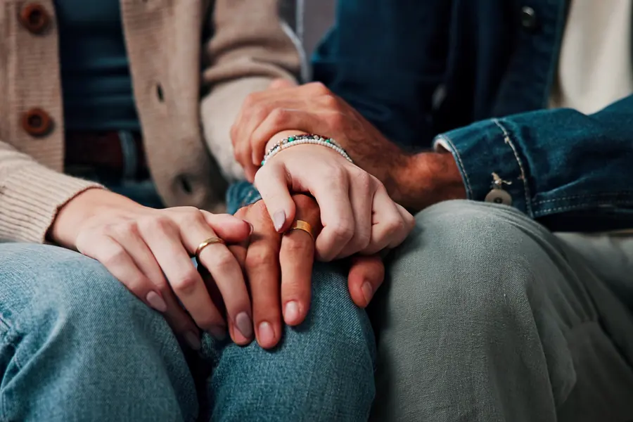 Pareja cogida de la mano tras unas vacaciones